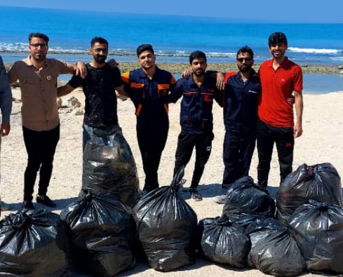 پاک‌سازی ساحل پس از روز طبیعت در کنار کارمندان شریف محیط زیست